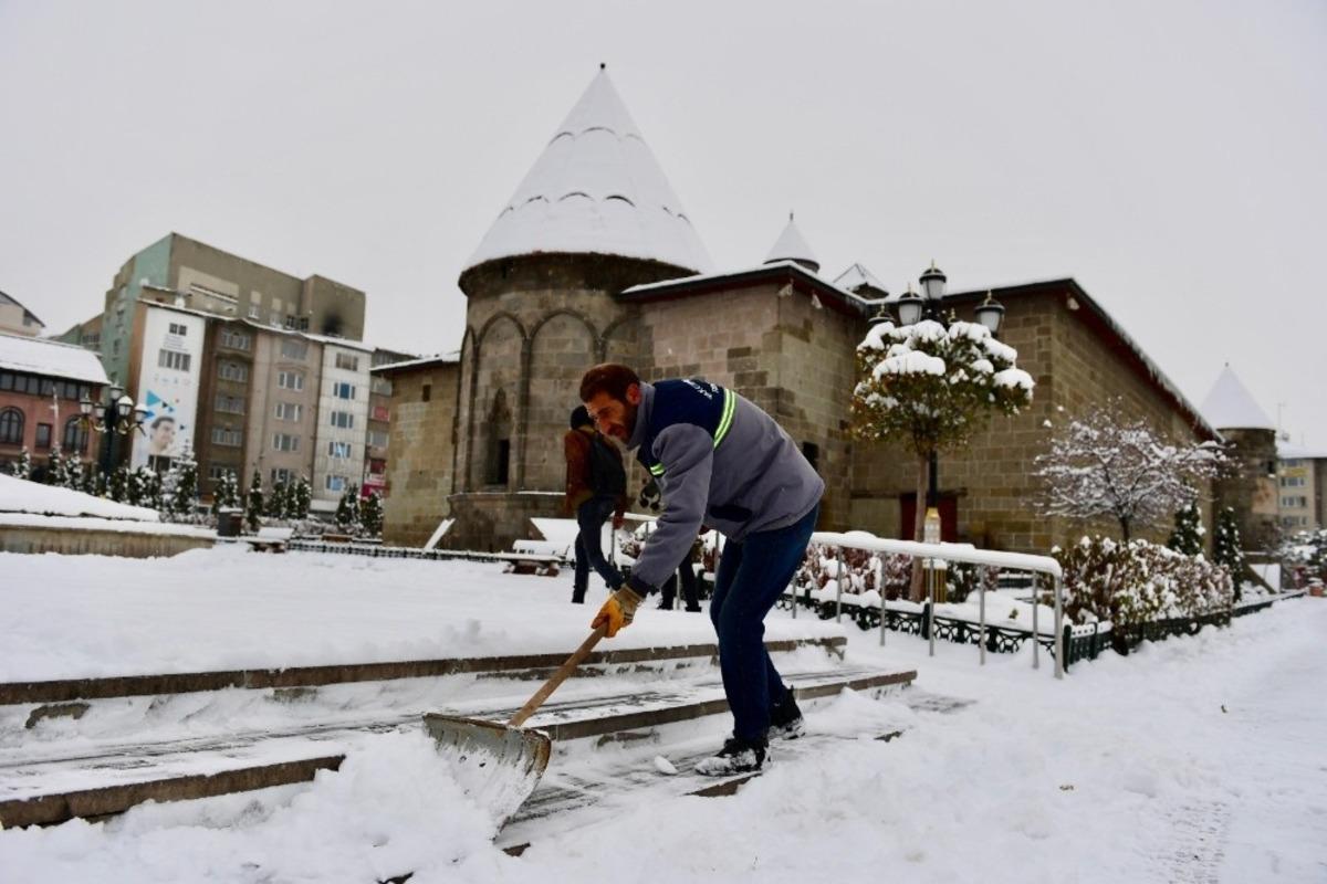 Yakutiye Belediyesi karla m&uuml;cadelede yoğun mesai başlattı