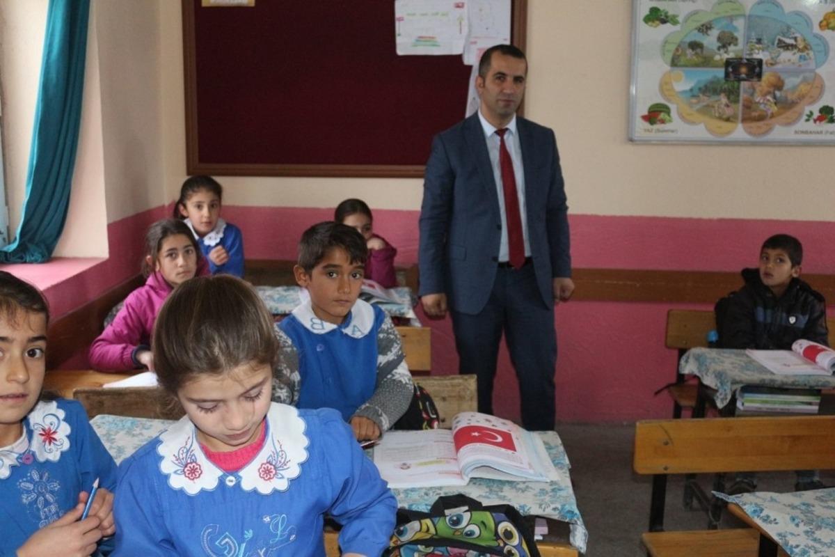 M&uuml;d&uuml;r Tun&ccedil;el&rsquo;den okul ziyareti