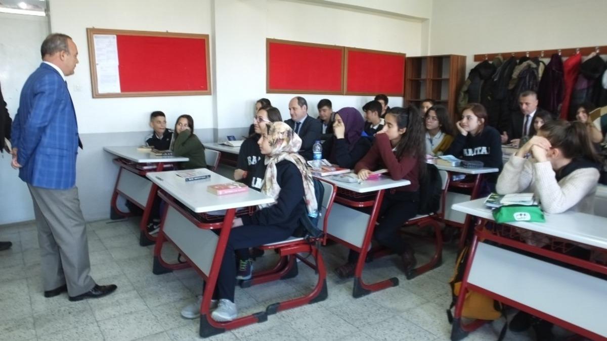 Kaymakam &Ouml;ner, hemşire adayları ile kitap okudu
