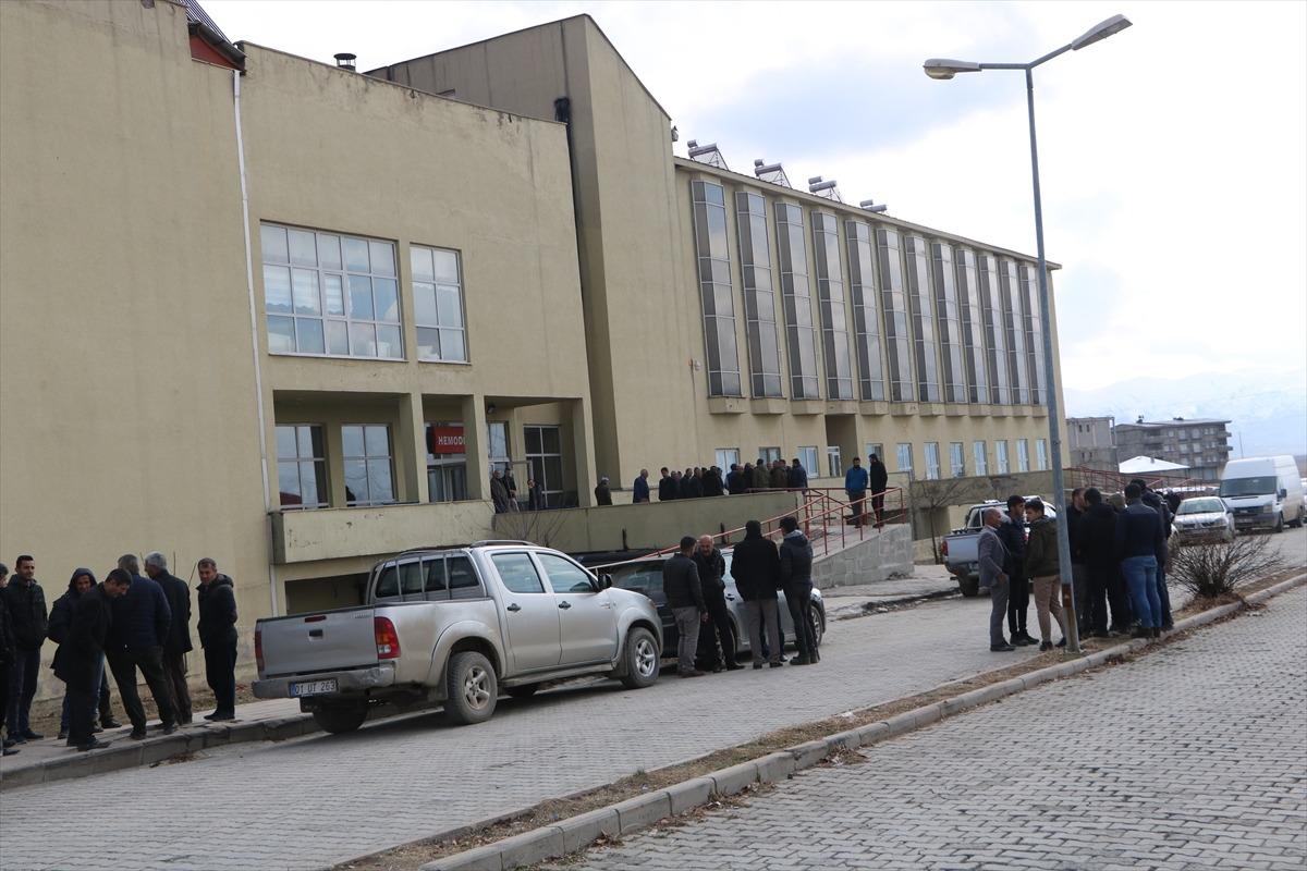 Hakkari'de ka&ccedil;ak elektrik kontrol&uuml; sırasında fenalaşan kadın hayatını kaybetti