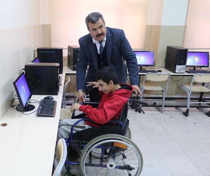 Liseli Anıl için engelsiz laboratuvar kuruldu G2