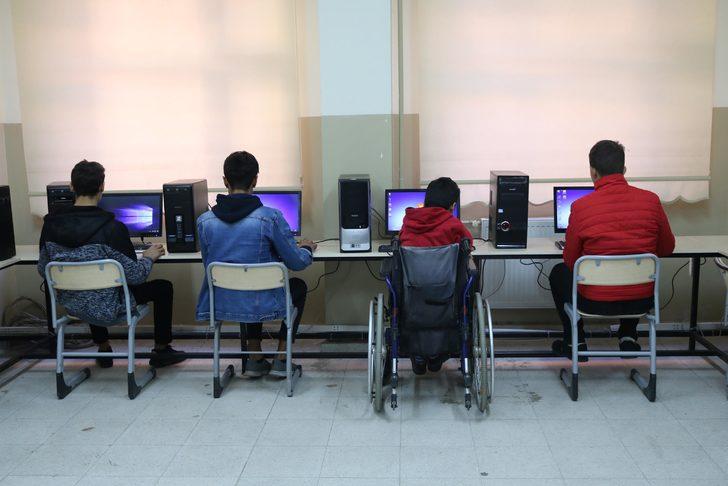 Liseli Anıl için engelsiz laboratuvar kuruldu G4