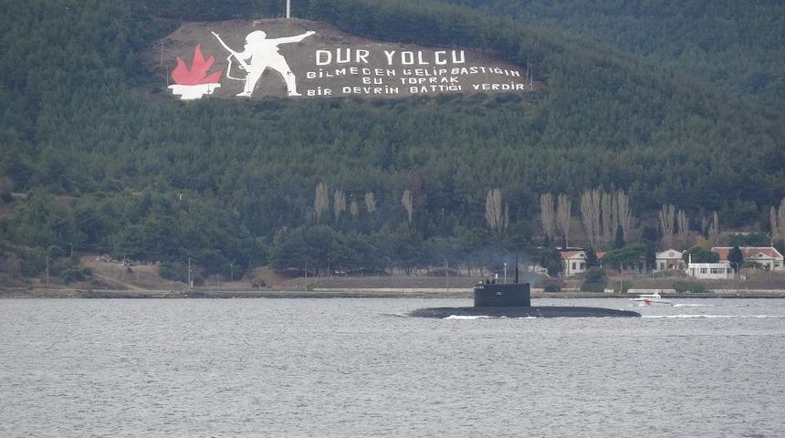 Rus denizaltısı 'Novorossiysk' Çanakkale Boğazı’ndan geçti