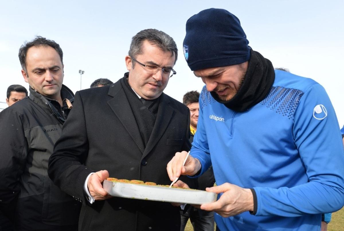 Vali Memiş&rsquo;ten BB Erzurumspor&rsquo;a tatlı ziyaret