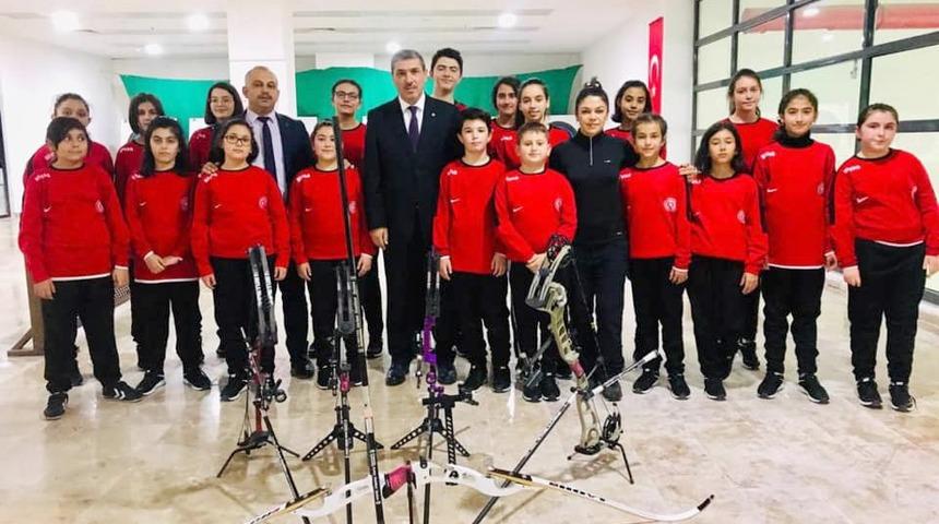 M&uuml;d&uuml;r Tun&ccedil;, ok&ccedil;ularla bir araya geldi