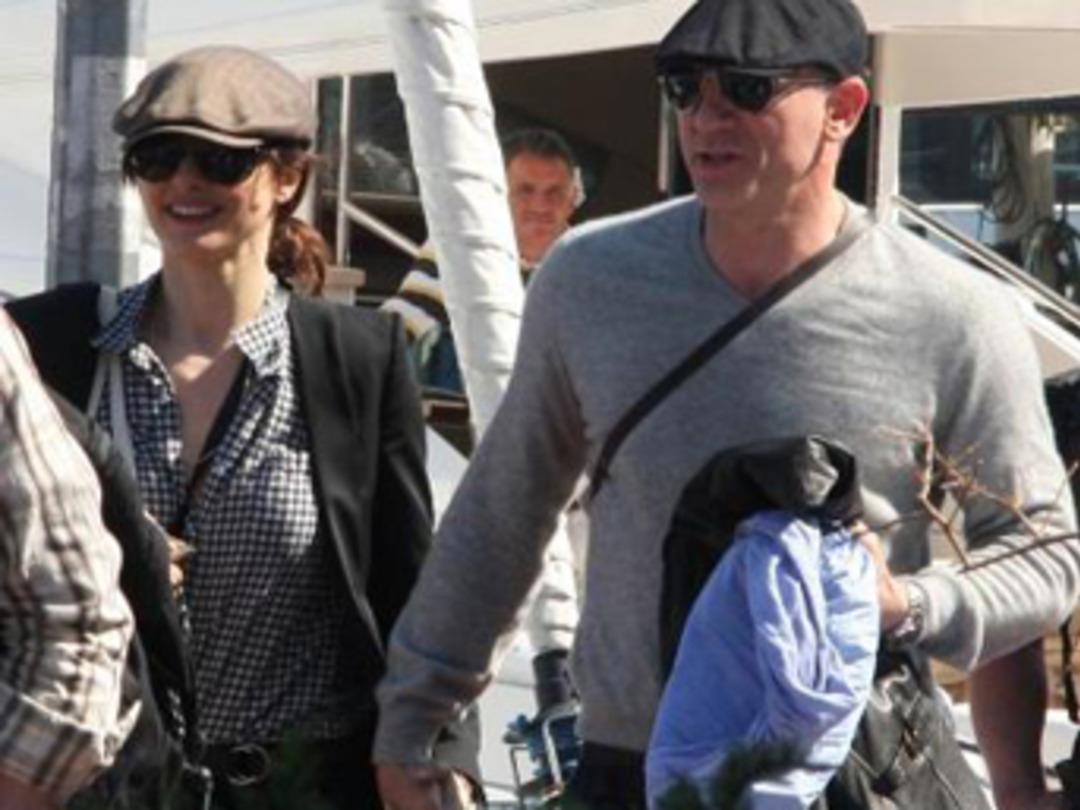 Ada sahillerinde geziyor