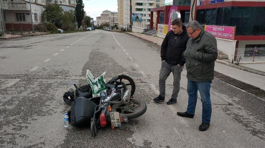 Motosiklet otomobil ile &ccedil;arpıştı: 1 yaralı