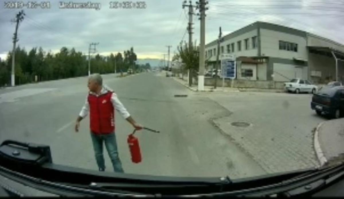 Şehiri&ccedil;ini durdurup yanan aracın imdadına koştu