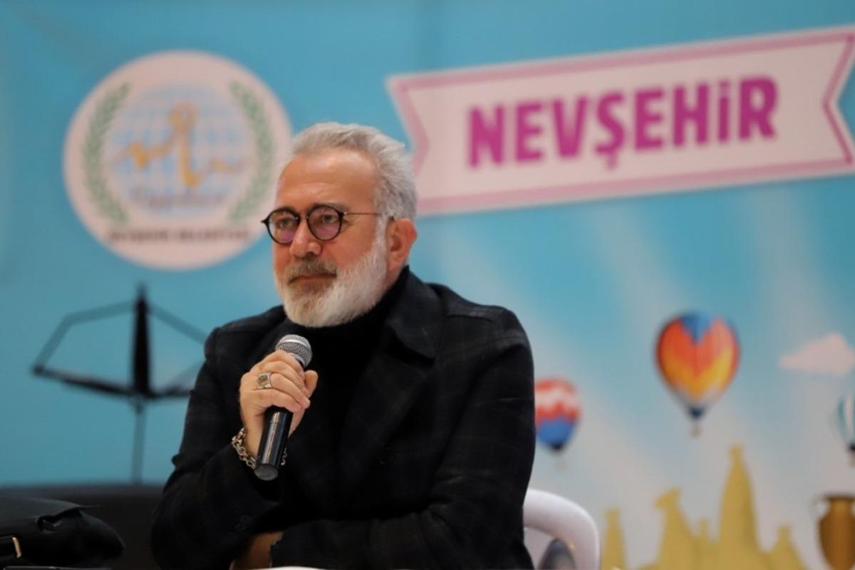 Yazar Yenişehirlioğlu,&rdquo; Kitap okuyarak &ccedil;ocuklarına &ouml;rnek olun&rdquo;