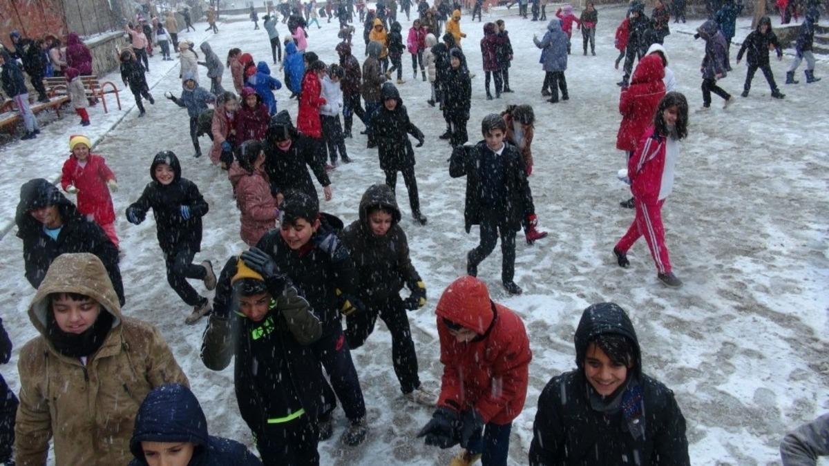Doğanşehir&rsquo;de kar yağışı &ccedil;ocukları sevindirdi
