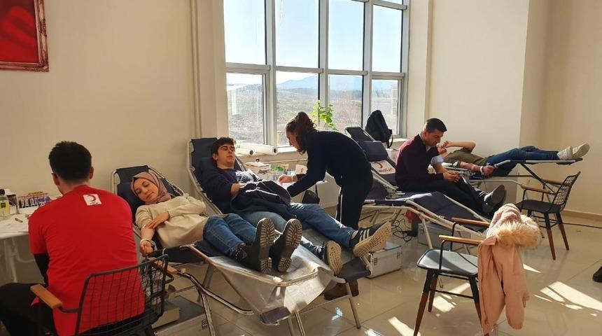 T&uuml;rk Kızılayı, &ouml;ğrencilerden kan bağışı aldı