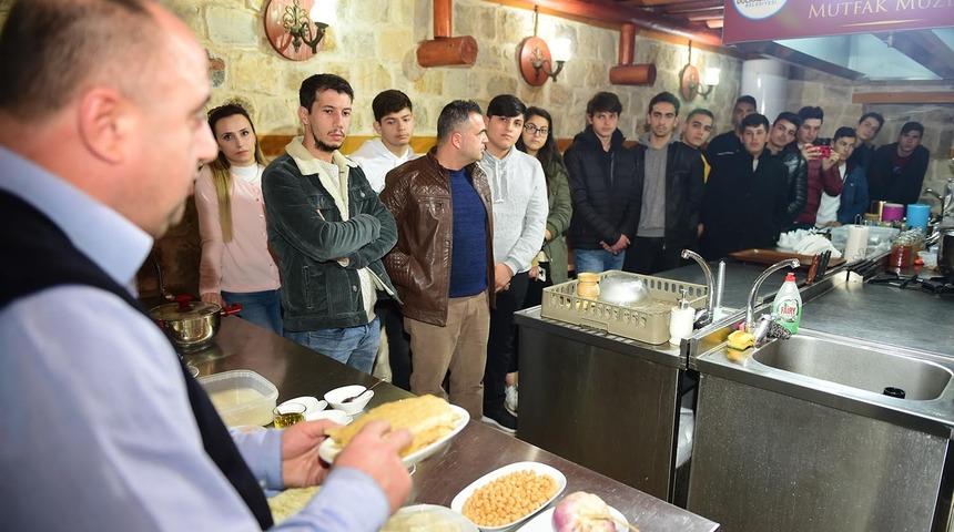 Şef adayları Maraş lezzetlerini öğreniyor