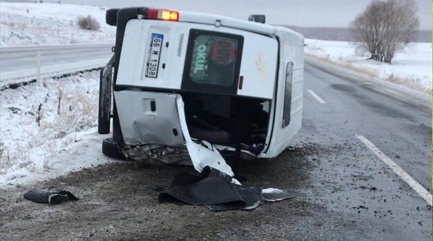 Yozgat'ta &ouml;ğrenci servis minib&uuml;s&uuml; devrildi: 10 yaralı