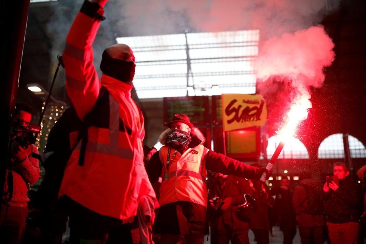 Fransa&rsquo;daki grev eylemlerine 510 bin kişi katıldı