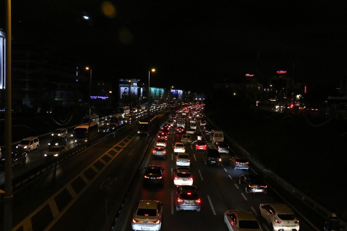 İstanbul'da trafik yoğunluğu y&uuml;zde 74'e ulaştı