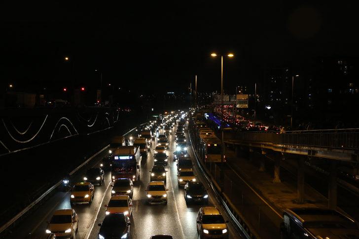 İstanbul'da trafik yoğunluğu yüzde 74'e ulaştı G3