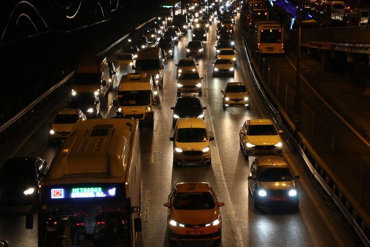 İstanbul'da trafik yoğunluğu yüzde 74'e ulaştı G4