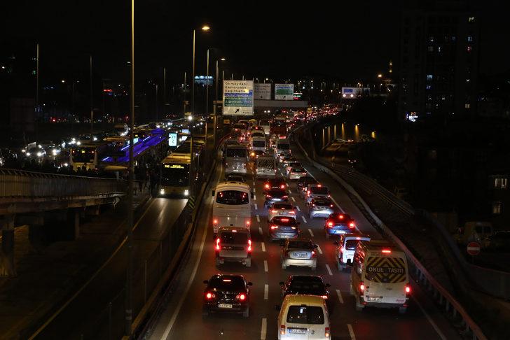 İstanbul'da trafik yoğunluğu yüzde 74'e ulaştı G5