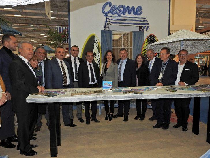 Çeşme standında karnaval havasında kokteyl G1