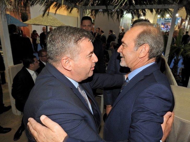 Çeşme standında karnaval havasında kokteyl G2