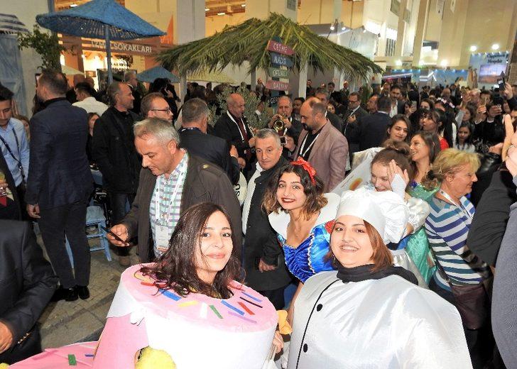 Çeşme standında karnaval havasında kokteyl G3