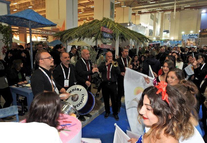 Çeşme standında karnaval havasında kokteyl G4