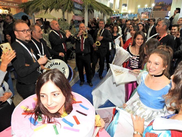 Çeşme standında karnaval havasında kokteyl G5