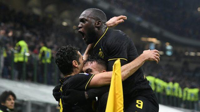 Corriere dello Sport gazetesinin  Kara Cuma  manşeti İtalya da ırk&ccedil;ılık tartışmasını k&ouml;r&uuml;kledi 1