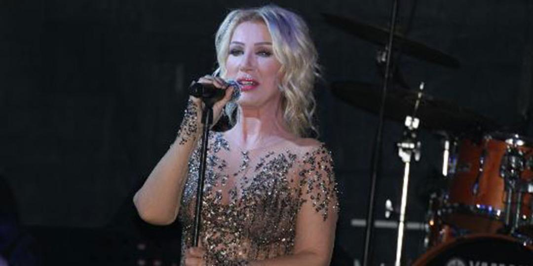 Dekoltesiyle b&uuml;y&uuml;ledi