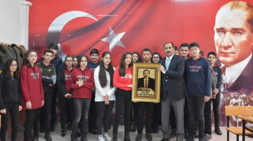 Erzincan Lisesinden İl Milli Eğitim M&uuml;d&uuml;r&uuml; G&uuml;n&rsquo;e &Ouml;ğretmenler G&uuml;n&uuml; hediyesi