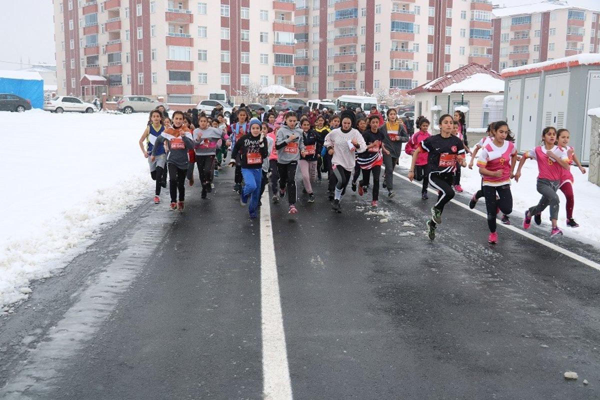 Ağrı&rsquo;da okul sporları kros yarışmaları yapıldı