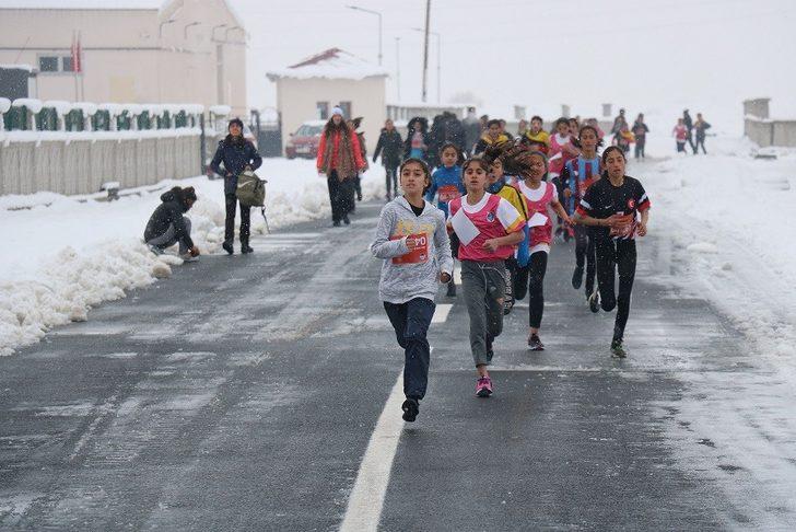 Ağrı’da okul sporları kros yarışmaları yapıldı G2