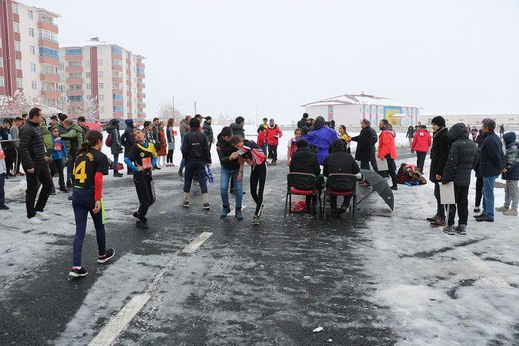 Ağrı’da okul sporları kros yarışmaları yapıldı G3