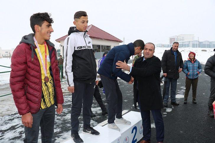 Ağrı’da okul sporları kros yarışmaları yapıldı G5