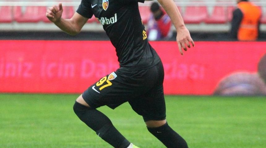 İmzayı attı, ilk ma&ccedil;ına &ccedil;ıktı