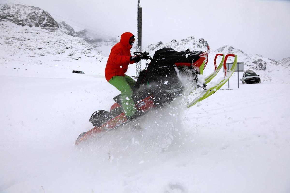 Ovit Dağı'nda kar motorlarıyla g&ouml;steri