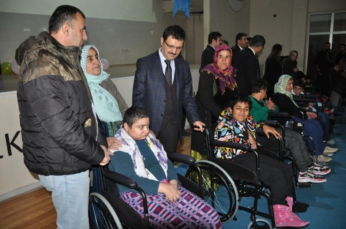 Y&uuml;ksekova&rsquo;da engellilere tekerlekli sandalye dağıtımı