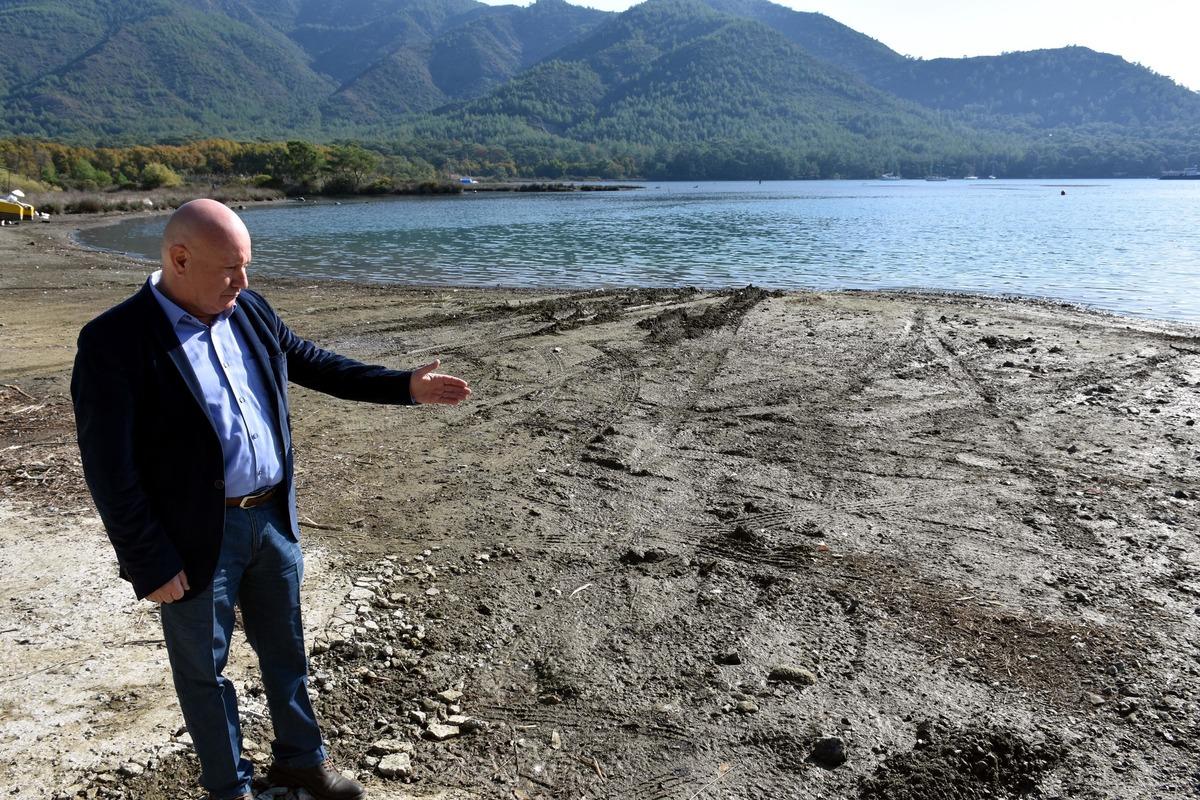 Marmaris'te deniz suyu &ccedil;ekildi, adacıklar oluştu