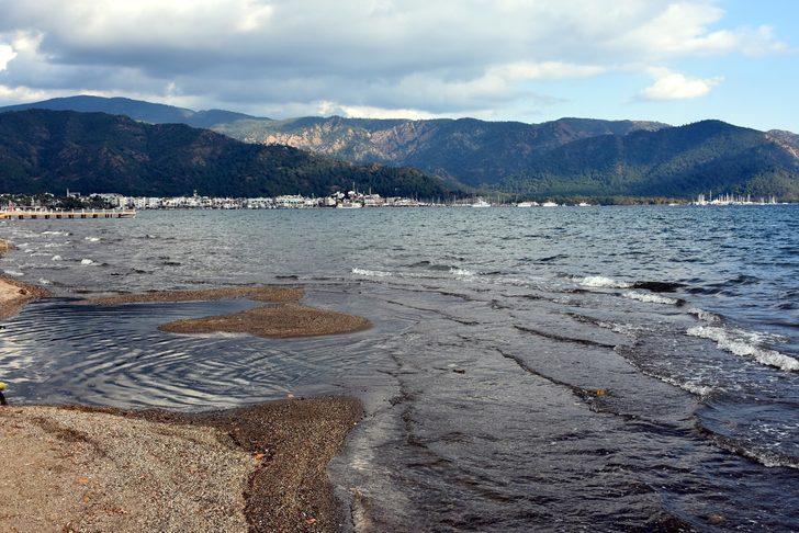 Marmaris'te deniz suyu çekildi, adacıklar oluştu G2