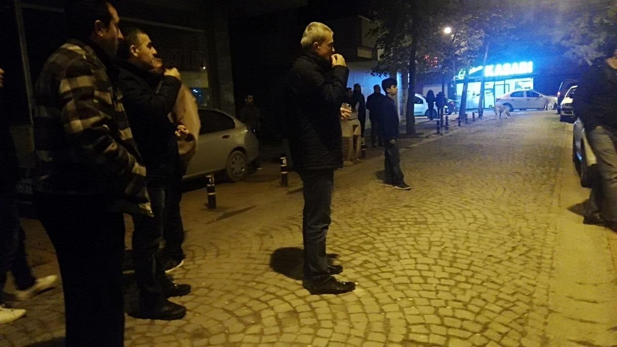 Polis, alkol komasına giren kadını kurtarmaya &ccedil;alışırken vatandaş &ccedil;ekirdek yedi