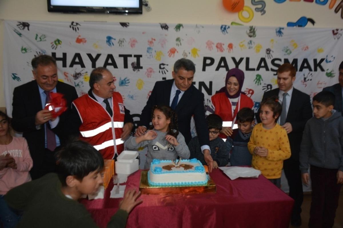 Kaymakam &Ouml;zkan ile Kızılay ekibi &ouml;zel &ccedil;ocukları ziyaret etti
