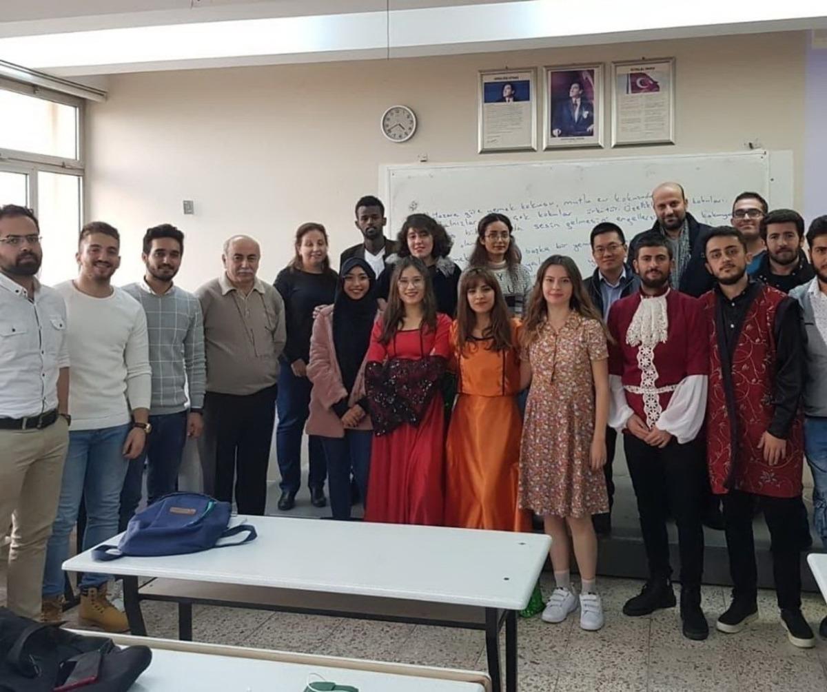 T&uuml;rk&ccedil;e &ouml;ğretimi ile AD&Uuml; ve T&uuml;rkiye&rsquo;yi tanıtıyorlar