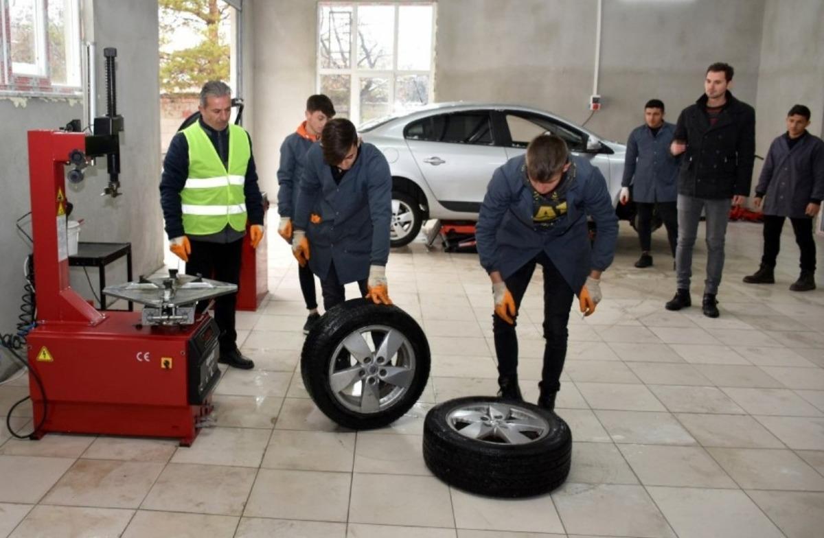 Mesleki ve Teknik Anadolu Lisesi Motorlu Ara&ccedil;lar Teknoloji binası a&ccedil;ıldı