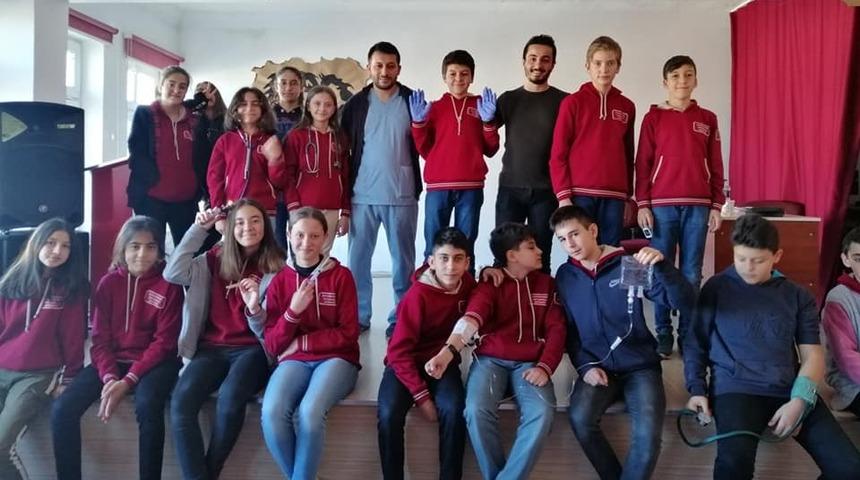 &Ouml;ğrencilere doktorluk mesleği anlatıldı