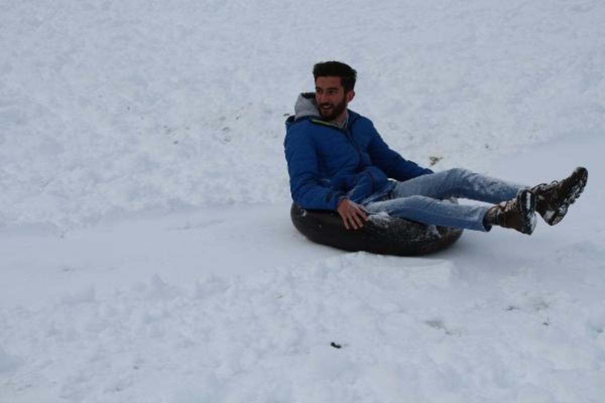 Ayder Yaylası'nda şambrelli kayak keyfi