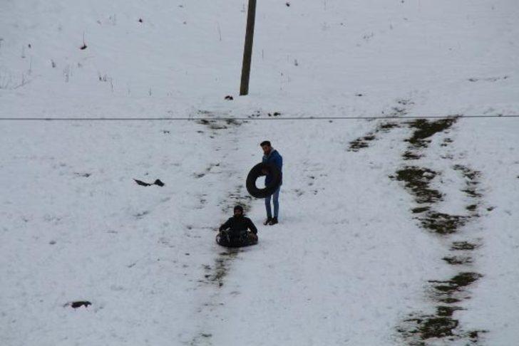 Ayder Yaylası'nda şambrelli kayak keyfi G1