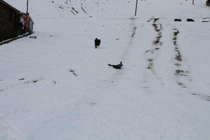 Ayder Yaylası'nda şambrelli kayak keyfi G3