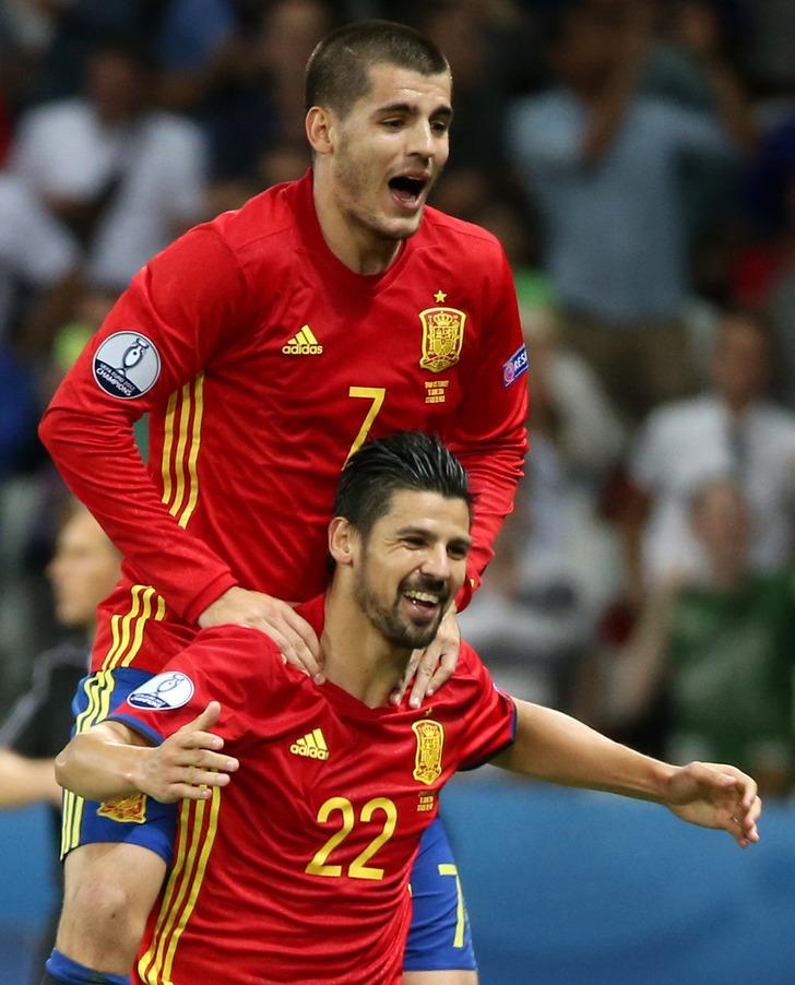 Alvaro Morata eşinin kalçasını ısırdı! G4