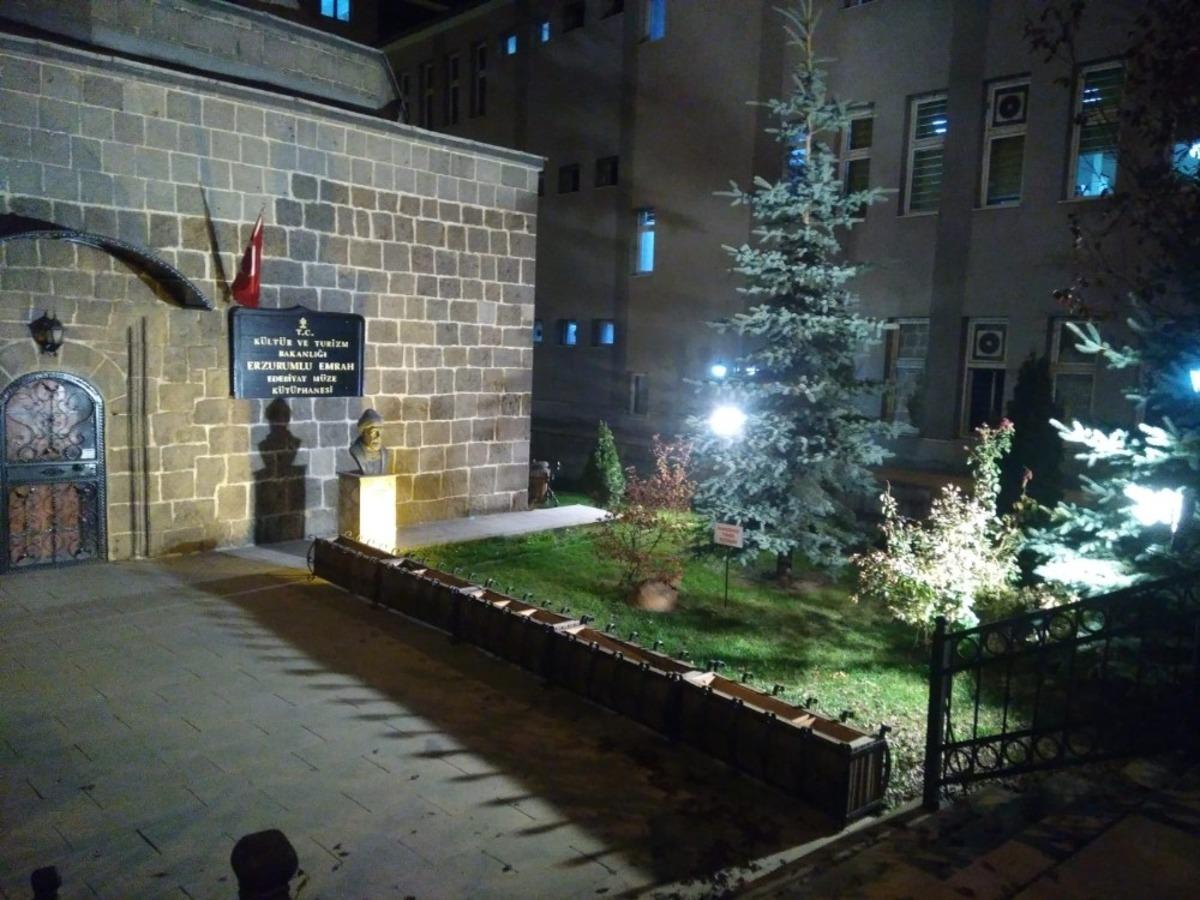 Erzurum&rsquo;lu Emrah Edebiyat M&uuml;ze K&uuml;t&uuml;phanesi ışıklandırıldı