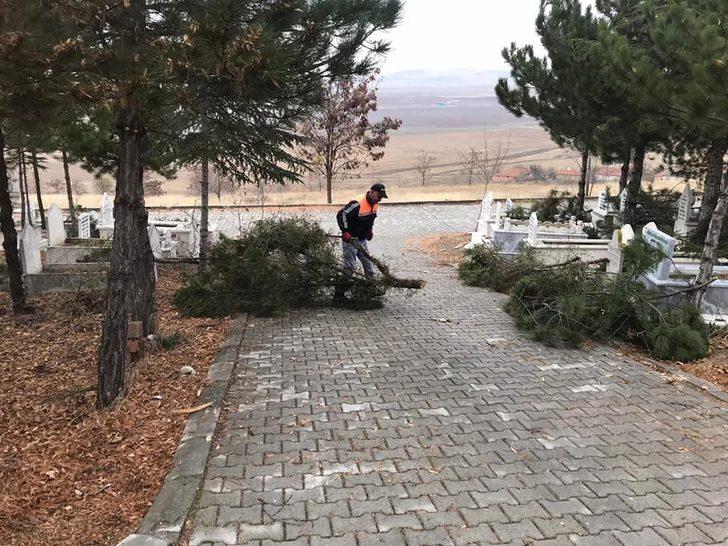 Sungurlu’da mezarlıklar bakıma alındı G3